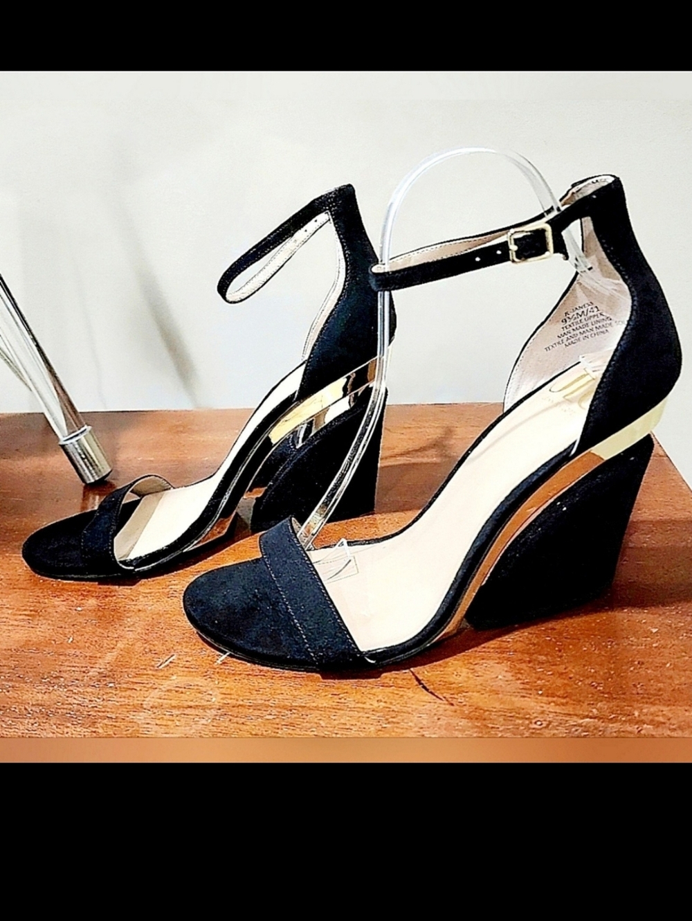 NWOB JLO Janess Open Toe Ankle Strap Wedge Sandal Size 9.5 (Blk/Gold)